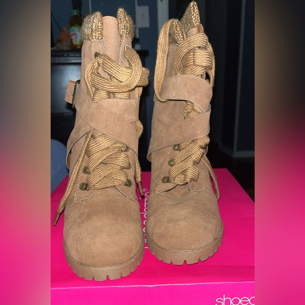 Shoe dazzle boots size 9